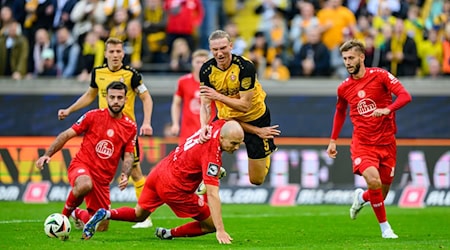 Dynamo Dresden get stuck in the Essen defense / Photo: Robert Michael/dpa/ZB