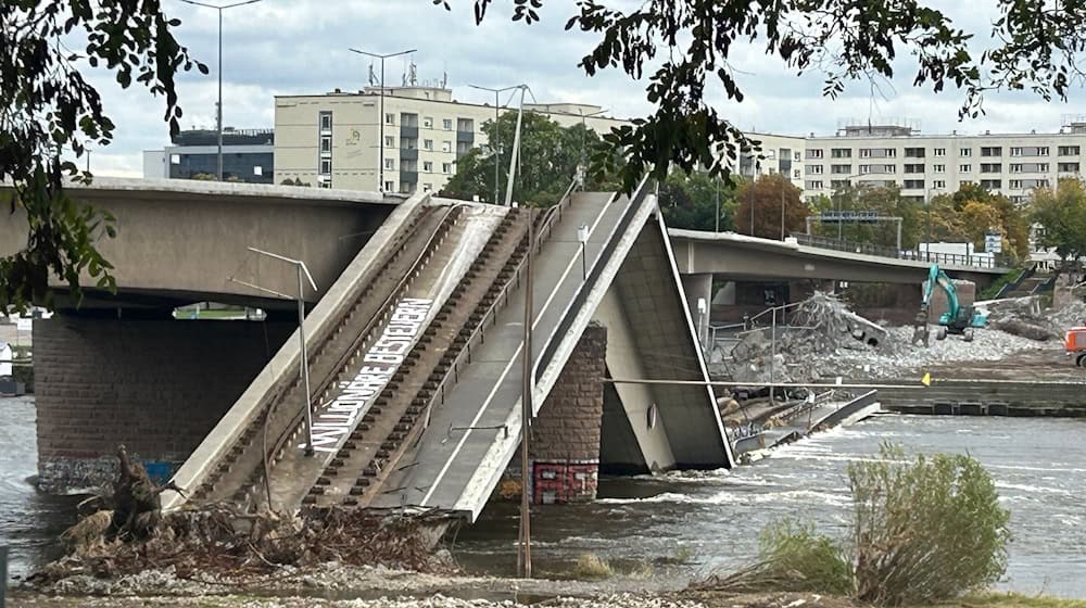 Unknown persons have sprayed a section of the collapsed Carola Bridge in Dresden / Photo: Robert Michael/dpa