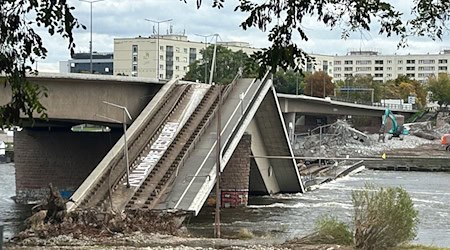 Unknown persons have sprayed a section of the collapsed Carola Bridge in Dresden / Photo: Robert Michael/dpa