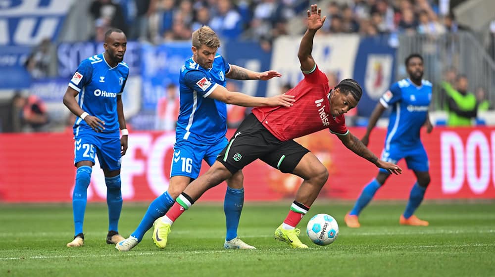 Marcus Mathisen (l) and his FCM had great difficulties against the 96ers / Photo: Christophe Gateau/dpa