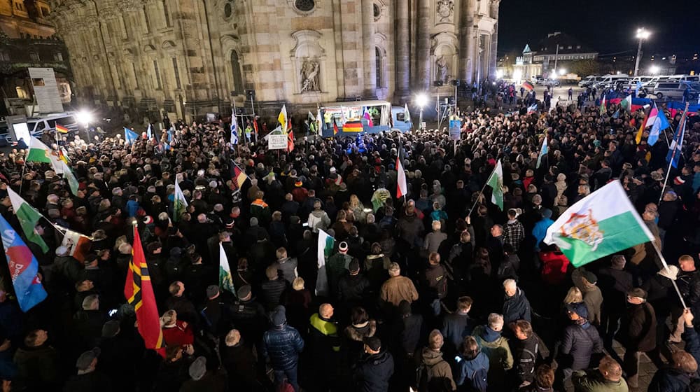 The extremist Pegida movement wants to end its street protests after ten years (photo archive). / Photo: Sebastian Kahnert/dpa