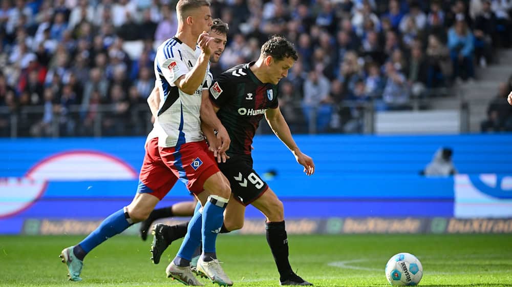 Martijn Kaars usually had the short end of the stick against the Hamburg defenders / Photo: Gregor Fischer/dpa