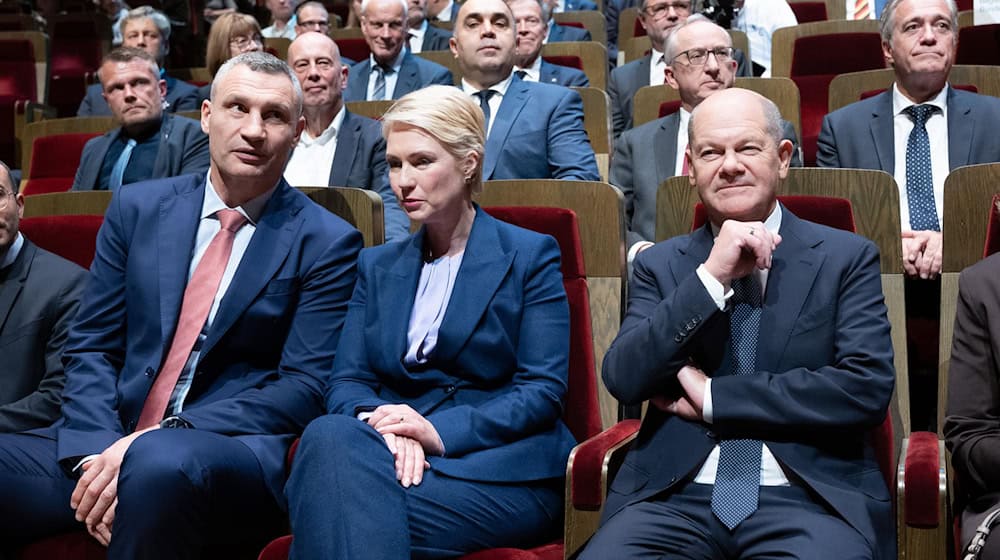 Vitali Klitschko, Bürgermeister von Kiew, Bundesratspräsidentin Manuela Schwesig und Bundeskanzler Scholz sitzen vor Beginn des Festakts im Gewandhaus.  / Foto: Sebastian Kahnert/dpa