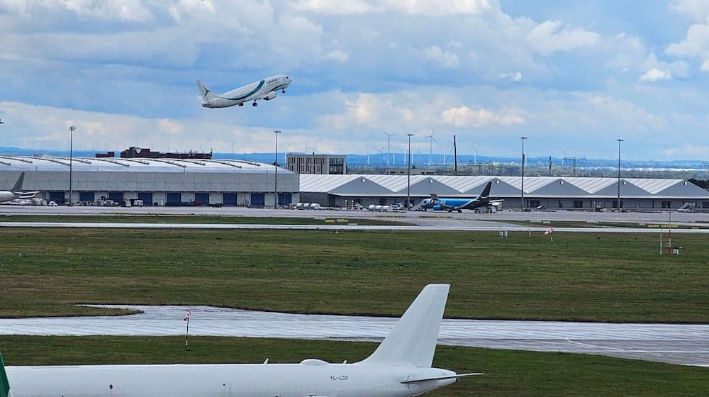 The winter flight schedule will come into effect at Leipzig/Halle and Dresden Airports on Sunday. (Photo: Archive) / Photo: Tobias Junghannß/dpa