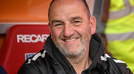 El entrenador Frank Schmidt del 1. FC Heidenheim quiere marcar por primera vez en la Bundesliga contra el RB Leipzig. / Foto: Harry Langer/dpa