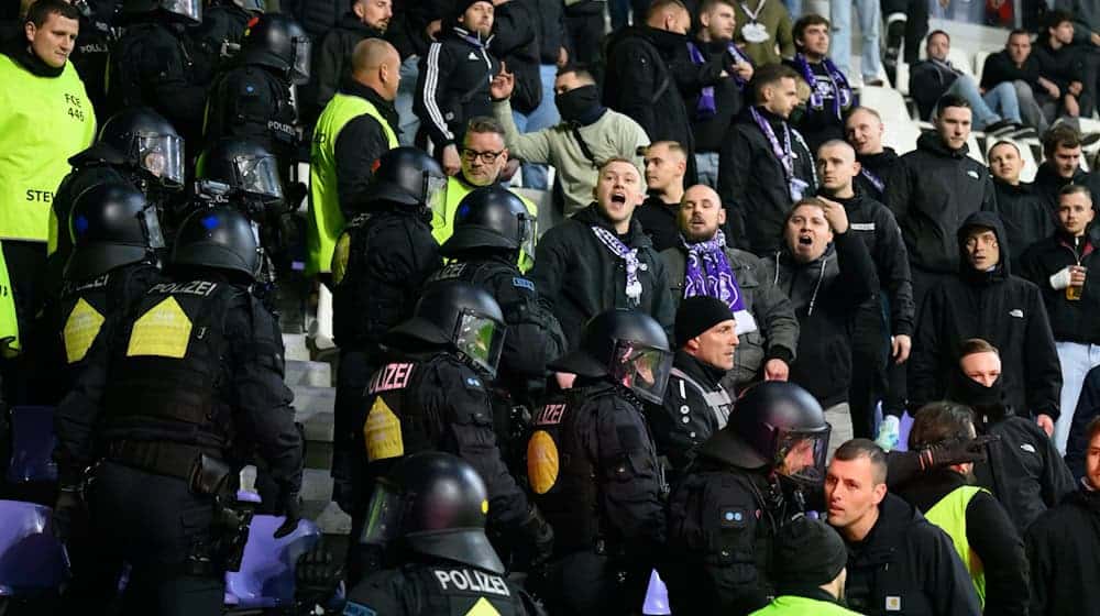 Policisća steja w fanowym bloku Aue. / Foto: Robert Michael/dpa/ZB