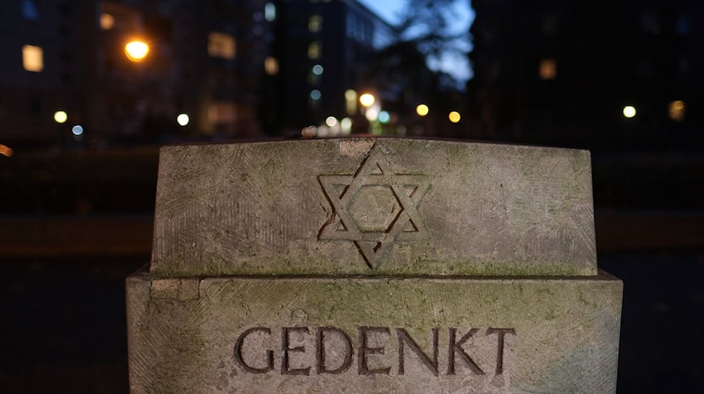 Am Gedenkstein für die frühere Synagoge im Zentrum Leipzigs wird am 7. Oktober der Toten und Entführten des Überfalls der Hamas auf Israel vor einem Jahr gedacht. (Archivbild) / Foto: Sebastian Willnow/dpa