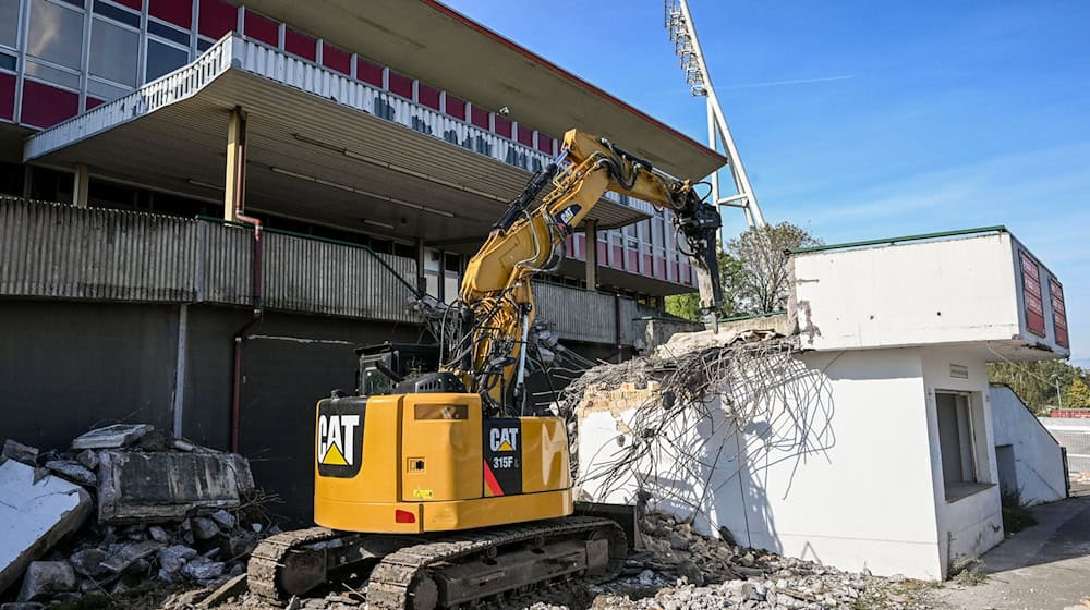 The demolition of the stadium where sports history was made continues.  / Photo: Jens Kalaene/dpa