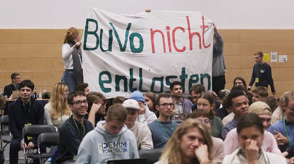 Tłóča swój hněw wo zwjazkowym předsydstwje - čłonojo Zeleneje młodźiny při zwjazkowym kongresu w Lipsku.  / Foto: Sebastian Willnow/dpa