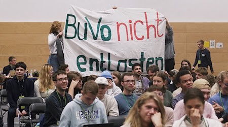 Tłóča swój hněw wo zwjazkowym předsydstwje - čłonojo Zeleneje młodźiny při zwjazkowym kongresu w Lipsku.  / Foto: Sebastian Willnow/dpa