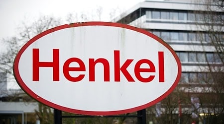 Ein Logo der Henkel AG, aufgenommen auf dem Werksgelände in Düsseldorf (Archivbild). / Foto: Jan-Philipp Strobel/dpa