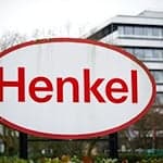 Ein Logo der Henkel AG, aufgenommen auf dem Werksgelände in Düsseldorf (Archivbild). / Foto: Jan-Philipp Strobel/dpa