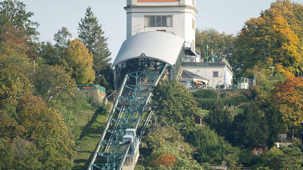 Noch bis zum 4. November fährt die Schwebebahn in Dresden nach Plan, bevor sie für die Herbstrevision außer Betrieb genommen wird (Archivbild). / Foto: Sebastian Kahnert/dpa