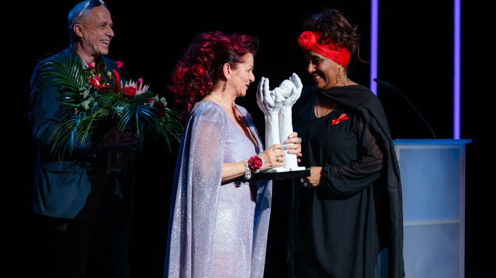 De izquierda a derecha: Stefan Hippler, Viola Klein, Cinthia Clottey - Presentación del Premio HOPE 2024 (Imagen: Marcus Hartelt)