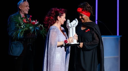 From left: Stefan Hippler, Viola Klein, Cinthia Clottey - Presentation of the HOPE Award 2024 (Image: Marcus Hartelt)