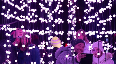 La iluminación convierte de nuevo el agra-Park en el Jardín Navideño de Leipzig / Foto: Hendrik Schmidt/dpa