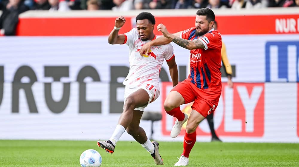 La delantera Lois Openda (i.) marcó el 1-0 del Leipzig en Heidenheim / Foto: Harry Langer/dpa