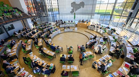 The Youth Speakers' Forum takes place in the plenary chamber of the Dresden State Parliament (archive photo). / Photo: Robert Michael/dpa