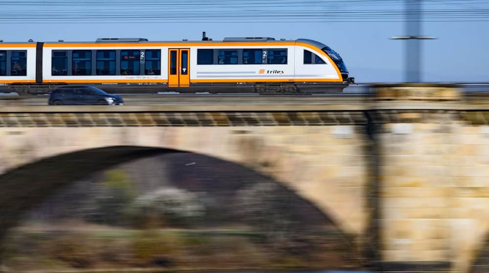 Trains in the southernmost tip of Saxony pause after cables are destroyed / Photo: Robert Michael/dpa