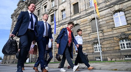 Marcel Machill, Jörg Scheibe, Sabine Zimmermann, und Doreen Voigt vom BSW kommen zu weiteren Gesprächen zu einer möglichen Regierungsbildung an der Sächsischen Staatskanzlei an.  / Foto: Robert Michael/dpa