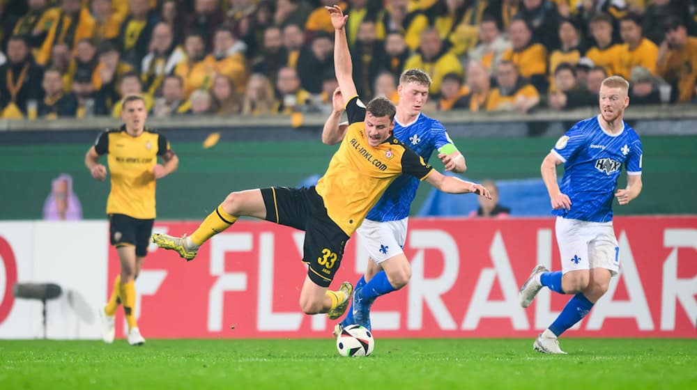 Dresden's Christoph Daferner in a duel with Darmstadt's Clemens Riedel / Photo: Robert Michael/dpa