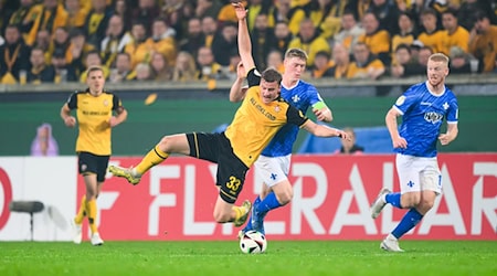 Christoph Daferner, del Dresde, en un duelo con Clemens Riedel, del Darmstadt / Foto: Robert Michael/dpa