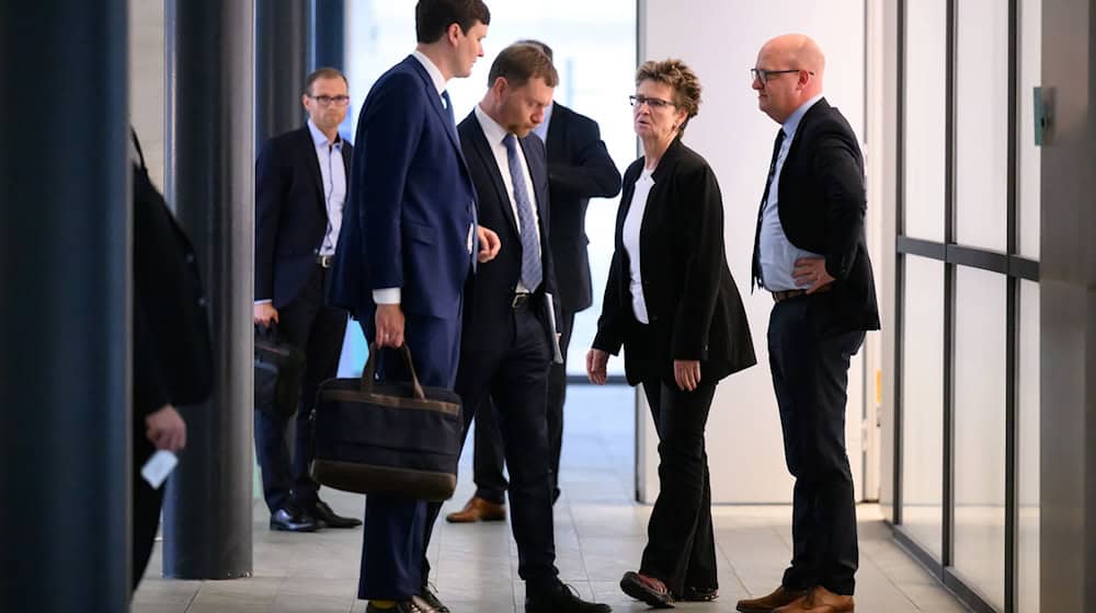 Michael Kretschmer (CDU) rěči po prěnim kole sonděrowanskich rozmołwow z Conrad Clemens (CDU), Sabine Zimmermann (BSW) a Henning Homann (SPD). / Foto: Robert Michael/dpa