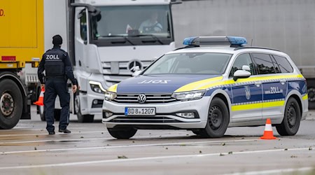 Sakska policija kontroluje sta wosobow a awtow. (Foto aktuell) / Foto: Hendrik Schmidt/dpa