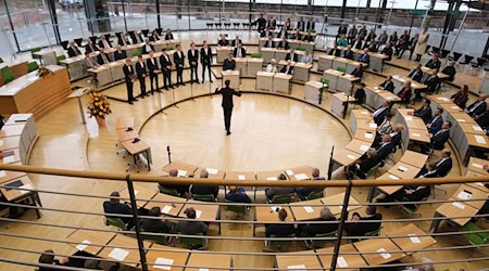 Ein Ensemble aus Dresdner Kruzianern stimmt im Sächsischen Landtag die Gäste der Feierstunde zum Tag der Deutschen Einheit ein / Foto: Sebastian Willnow/dpa