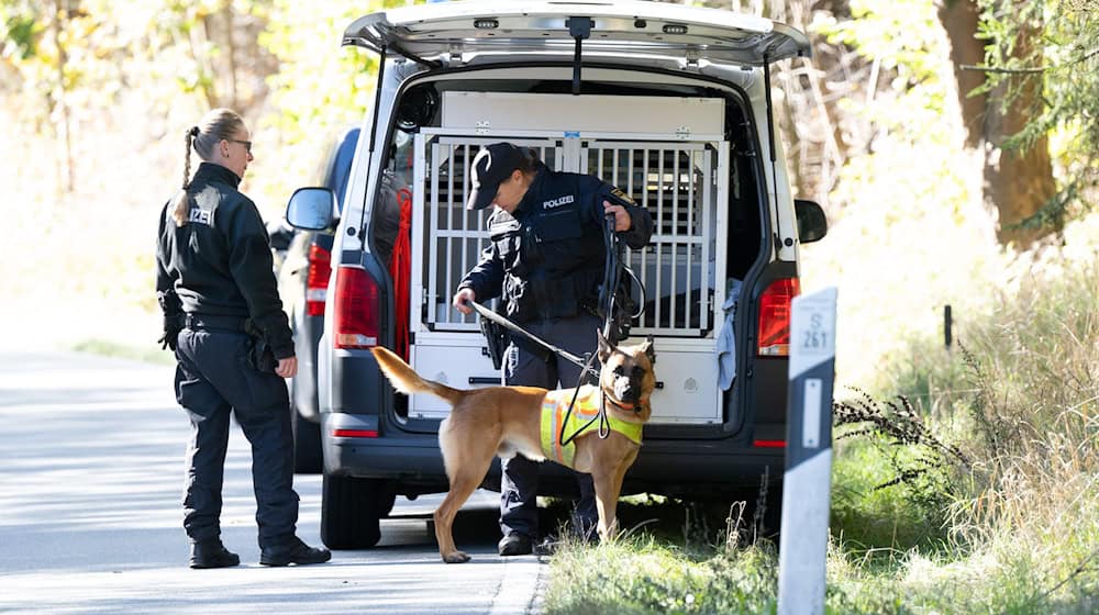 Die Suche nach einem vermisstem Mann aus Annaberg geht mit Leichenspürhunden in einem altem Bergwerkstollen weiter. / Foto: Sebastian Kahnert/dpa