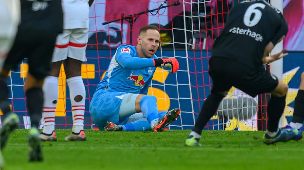  RB-Keeper Peter Gulacsi blieb nach der Halbzeit angeschlagen in der Kabine. / Foto: Hendrik Schmidt/dpa