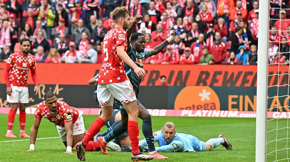 El RB Leipzig (azul) consiguió una cómoda victoria ante el Mainz 05 (rojo). / Foto: Torsten Silz/dpa