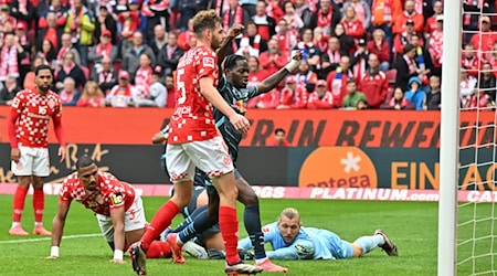 El RB Leipzig (azul) consiguió una cómoda victoria ante el Mainz 05 (rojo). / Foto: Torsten Silz/dpa