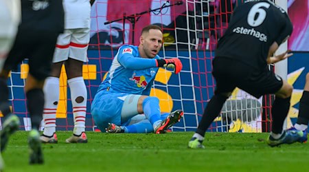 Lipšćanski wrotar Peter Gulacsi wupadnje za pokalnu hru přećiwo St. Pauli. / Foto: Hendrik Schmidt/dpa