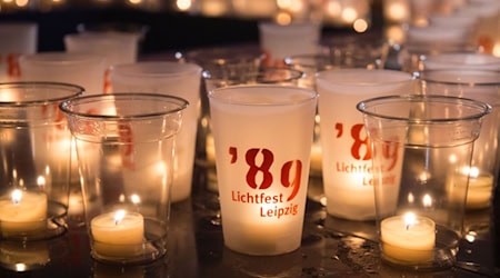 Brennende Kerzen mit Aufschrift '89 Lichtfest Leipzig