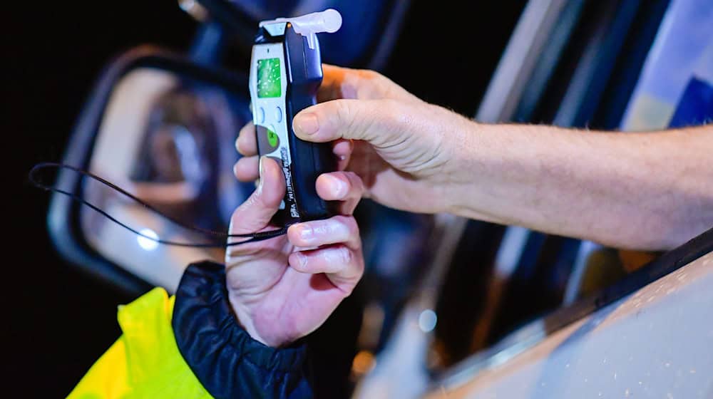 A driver wanted to sleep off his alcohol intoxication in the hard shoulder on the A 4 near Glauchau (illustration). / Photo: Uwe Anspach/dpa