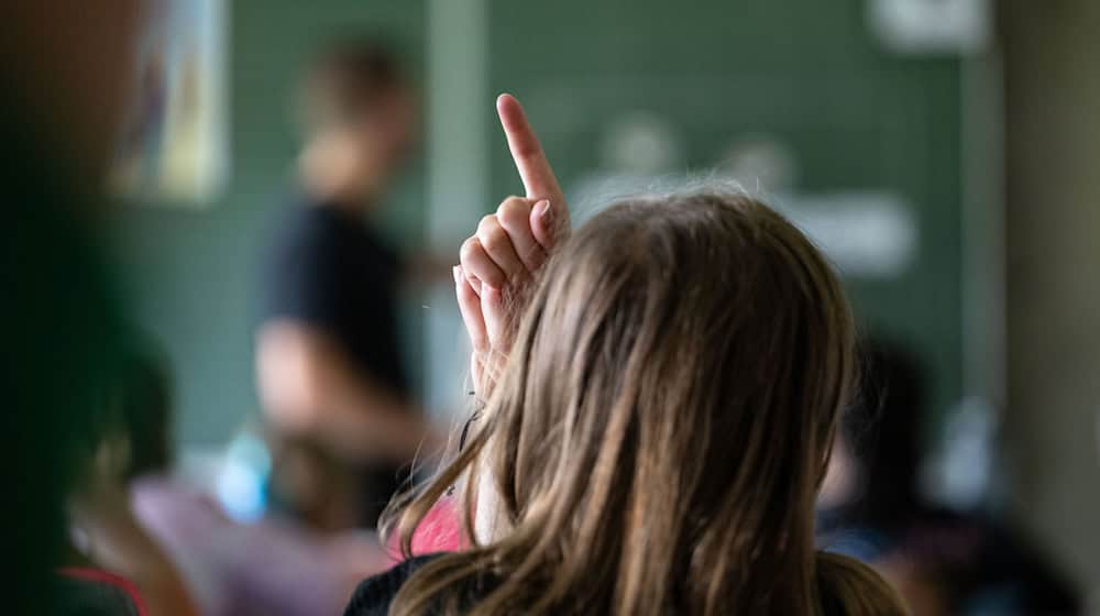 In Sachsen besuchen mehr Mädchen als Jungen ein Gymnasium. (Symbolbild) / Foto: Marijan Murat/dpa