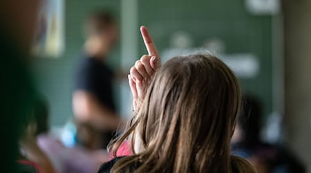 In Sachsen besuchen mehr Mädchen als Jungen ein Gymnasium. (Symbolbild) / Foto: Marijan Murat/dpa