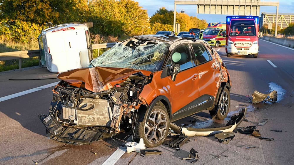 Ein Mensch starb bei dem Unfall.  / Foto: Erik-Holm Langhof/EHL Media/dpa