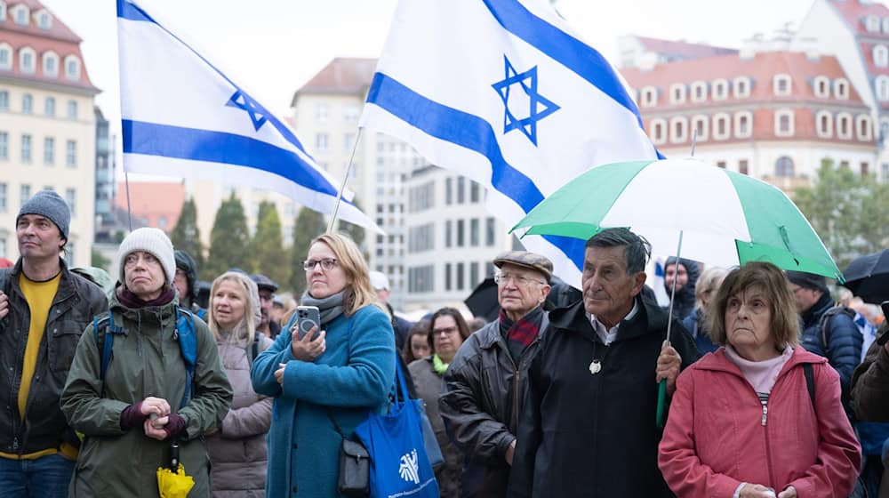 In Dresden wurde am ersten Jahrestag des Überfalls der Hamas auf Israel an die Opfer erinnert. / Foto: Sebastian Kahnert/dpa