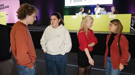 The current chairpersons and those who want to become one - Katharina Stolla and Svenja Appuhn talking to the candidates for their successors Jakob Blasel and Jette Nietzard / Photo: Sebastian Willnow/dpa