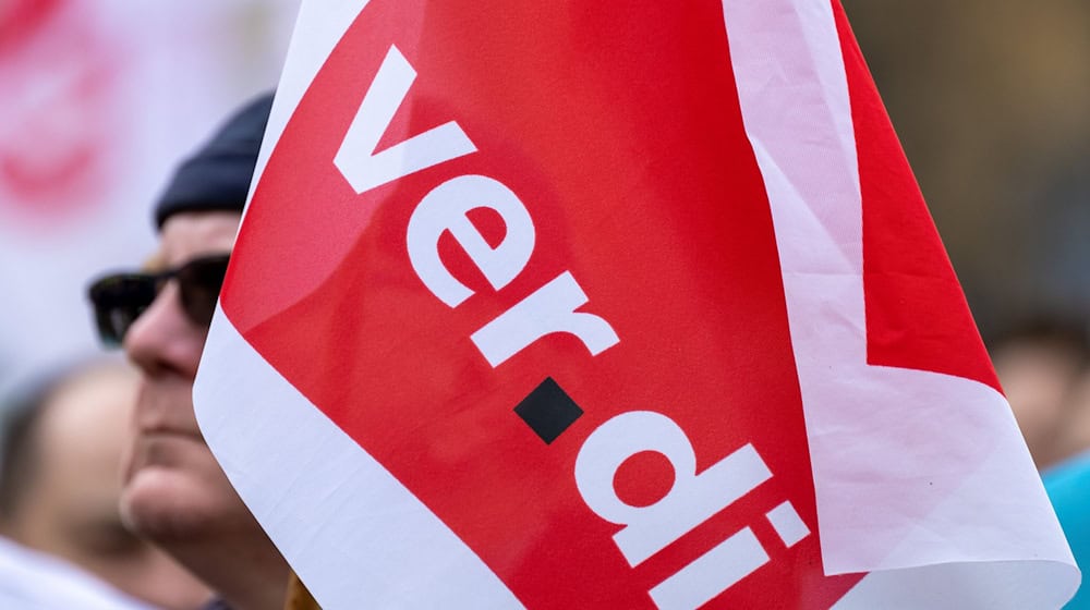 A banner of the Verdi trade union can be seen at a rally (archive photo). / Photo: Hendrik Schmidt/dpa