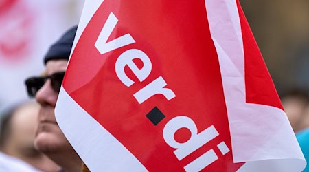 A banner of the Verdi trade union can be seen at a rally (archive photo). / Photo: Hendrik Schmidt/dpa