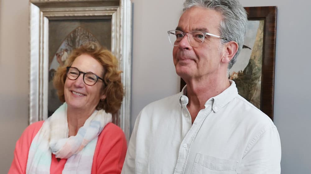 Julia y Martin Pechstein, nietos del artista, estuvieron presentes en la presentación de los planes de la gira. / Foto: Bodo Schackow/dpa