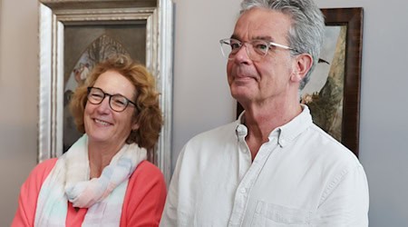 Julia y Martin Pechstein, nietos del artista, estuvieron presentes en la presentación de los planes de la gira. / Foto: Bodo Schackow/dpa