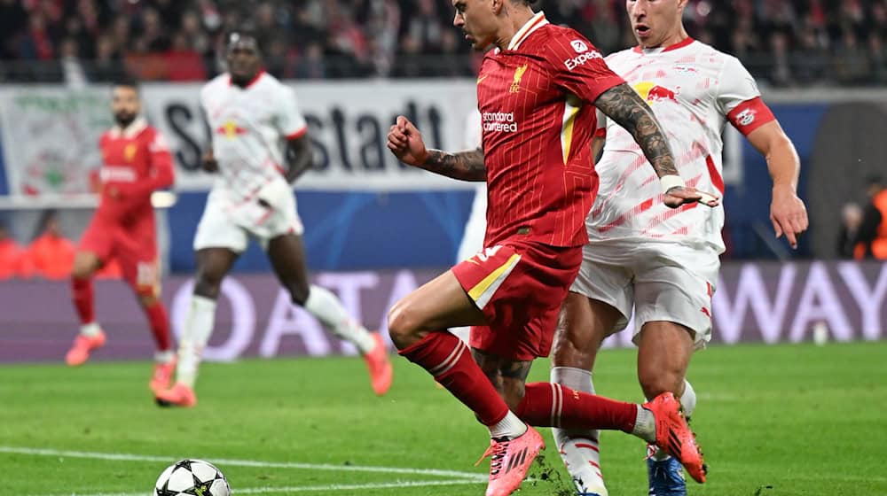 Darwin Núñez is fouled by Willi Orban in the penalty area - there was no penalty / Photo: Hendrik Schmidt/dpa