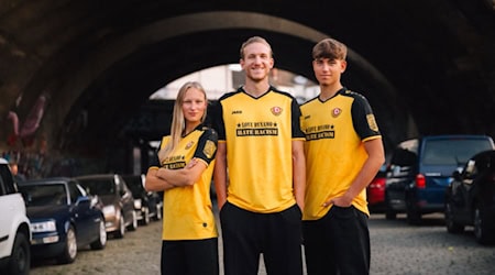 Aline Bartlick von Dynamos Frauenteam, Vinko Šapina von den Profis und Janis Schrumpf aus der U19 präsentieren das diesjährige Sondertrikot. / Bildquelle: SG Dynamo Dresden