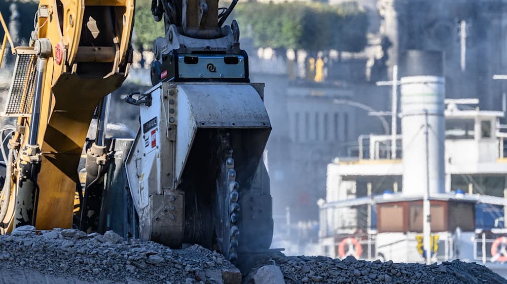 The demolition work on the partially destroyed Carola Bridge in Dresden is on schedule, but there are problems with the water level / Photo: Robert Michael/dpa