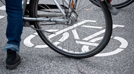 A cyclist was hit by a car while turning. (Photo illustration). / Photo: Jonas Walzberg/dpa