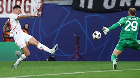 Leipzig's Benjamin Sesko (l) scores the goal against Torino goalkeeper Michele Di Gregorio to make it 1-0. / Photo: Jan Woitas/dpa